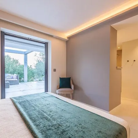 Bianca 350m2, 5 Suites, Sea View Pool Villa *