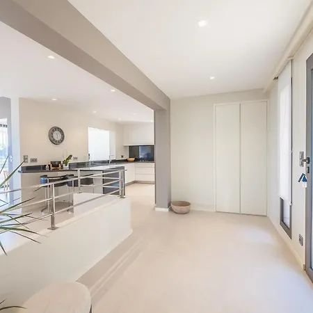 Villa Bianca 350m2, 5 Suites, Sea View Pool